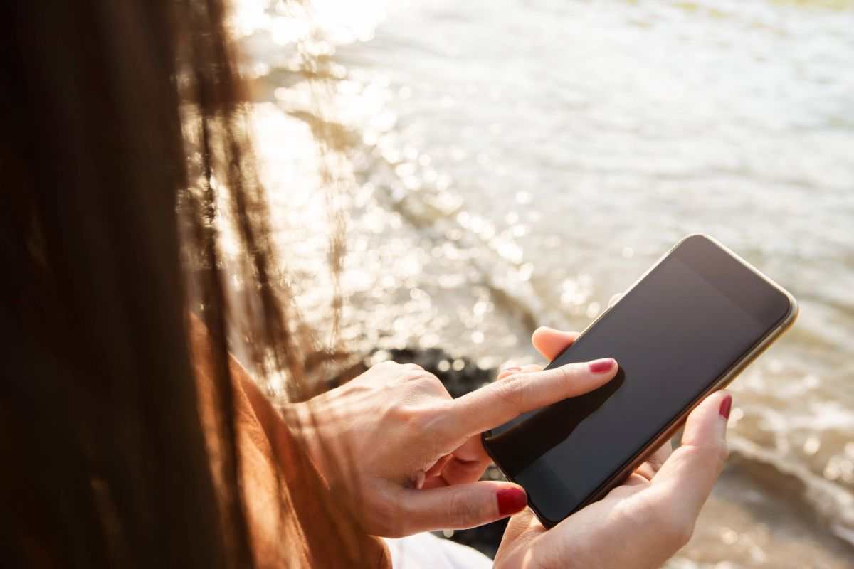 Come togliere la sabbia dal cellulare?
